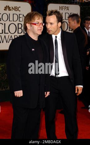 Elton John & Bernie Taupin bei den Golden Globe Awards 2002 Kredit: Ron Wolfson / MediaPunch Stockfoto