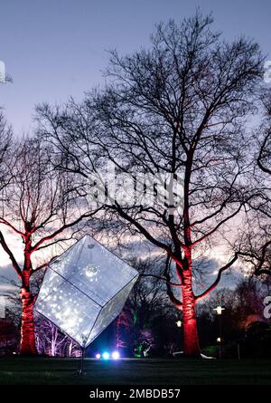 Essen, Deutschland. 20. Januar 2023. Würfel mit Discobällen stehen auf einem Rasen im Grugapark. Der Grugapark in Essen wird in den kommenden Wochen in fantasievollem Licht erstrahlen. Vom 21. Januar 2023 bis zum 26. Februar 2023 werden die Parklichter vom Lichtkünstler Flammersfeld installiert. Mit LEDs und Beamern wird der Grugapark zu einem Meer aus Lichtern. Kredit: Fabian Strauch/dpa/Alamy Live News Stockfoto