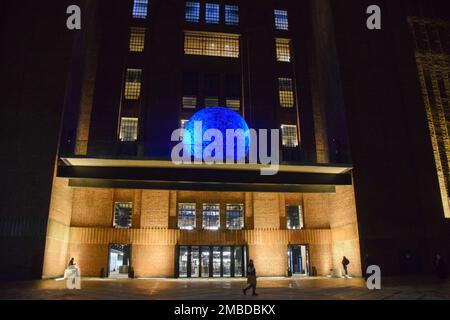 London, Großbritannien. 20. Januar 2023 „Moonburn“ von Stichting Barstow beim diesjährigen Light Festival vor dem Kraftwerk Battersea. Kredit: Vuk Valcic/Alamy Live News Stockfoto