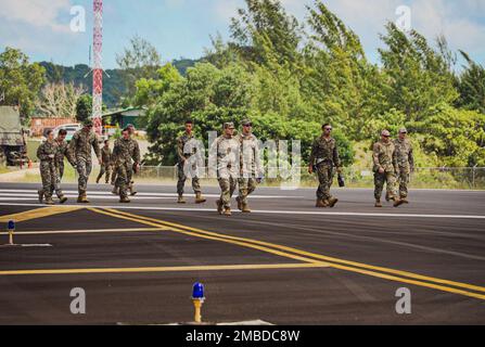 USA Marines, Airmen und Soldaten führen eine Fremdkörper-Trümmerprüfung durch, während Valiant Shield 22, 15. Juni 2022. Übungen wie Valiant Shield ermöglichen den Gemeinsamen Einsatzkräften des indo-pazifischen Kommandos die Möglichkeit, Kräfte aus allen Dienstbereichen zu integrieren, um präzise, tödliche und überwältigende mehrachsige, multidomänenübergreifende Effekte durchzuführen, die die Stärke und Vielseitigkeit der Joint Force und unser Engagement für ein freies und offenes Indo-pazifik demonstrieren. Stockfoto