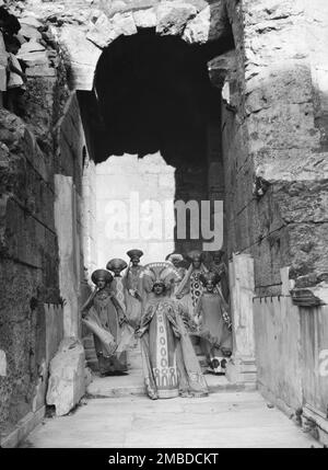 Kanellos Tanzgruppe an antiken Stätten in Griechenland, 1929. Stockfoto