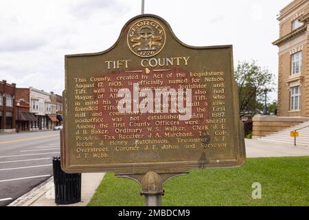 Tifton, Georgia, USA - 17. April 2022: Plaque erzählt die Geschichte von Tift County im Courthouse Stockfoto