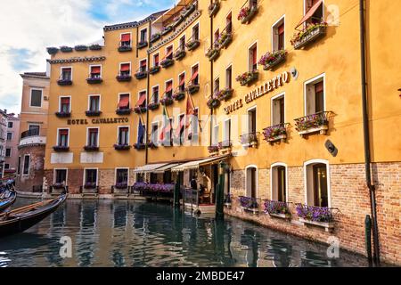 Venedig, Italien - 13. Juni 2016: Wasserkanal mit beliebtem Hotel, Hotel Cavalletto und Gondelfahrten für Gäste und Touristen in Venedig. Stockfoto