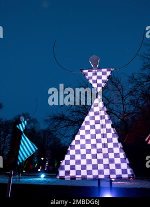 Essen, Deutschland. 20. Januar 2023. Die Figuren werden in der blauen Stunde im Grügapark beleuchtet. Der Grugapark in Essen wird in den kommenden Wochen in ein fantasievolles Licht getaucht. Vom 21. Januar 2023 bis zum 26. Februar 2023 werden die Parklichter vom Lichtkünstler Flammersfeld installiert. Mit LEDs und Beamern wird der Grugapark zu einem Meer aus Lichtern. Kredit: Fabian Strauch/dpa/Alamy Live News Stockfoto