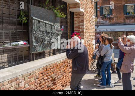 Straßenszenen von einem Befreiungstag treffen sich im jüdischen Viertel, Ghetto, in Venedig. Stockfoto