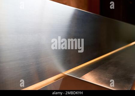 Glänzende Metalloberfläche auf dem Rezeptionstresen Stockfoto