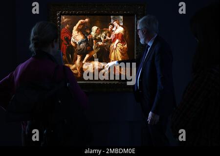 New York, USA. 20. Januar 2023. Ein Kunstexperte zeigt einen Sir Peter Paul Rubens, den Kopf des Heiligen Johannes der Täufer, präsentiert an Salome, während der Pressevorschau der Masters Week in Sotheby's New York, NY, 20. Januar 2023. (Foto: Anthony Behar/Sipa USA) Guthaben: SIPA USA/Alamy Live News Stockfoto