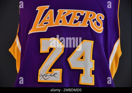 New York, USA. 20. Januar 2023. Los Angeles Lakers Kobe Bryant (1978-2020) signierte Trikot während der One Press Preview in Sotheby's New York, NY, 20. Januar 2023. (Foto: Anthony Behar/Sipa USA) Guthaben: SIPA USA/Alamy Live News Stockfoto