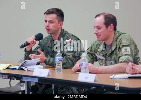 Oberstleutnant Daniel Drogomirecki, Stellvertretender Verteidigungsminister, Militär- und Marineattaché, Polen, stellt während einer US-amerikanischen Mission Fragen Einsatzbesprechung der Army Civil Affairs and Psychological Operations Command (Airborne) am 14. Juni 2022 in Fort Bragg, North Carolina. Militärattachés aus 17 einzelnen Ländern besuchten Fort Bragg, North Carolina, vom 13. Bis 15. Juli und nahmen an Briefings bei mehreren der wichtigsten Installationsbefehle Teil. Stockfoto