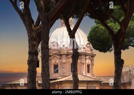 Historische und künstlerische Kuppelstruktur in Rom, Italien, gesehen durch die Regenschirmkiefern. Stockfoto