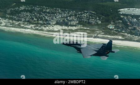 USA Oberstleutnant Richard Turner, 40. Kommandant der Teststaffel fliegt am 14. Juni 2022 während einer Testfahrt in der F-15EX Eagle II über den Golf von Mexiko 40 FLTS Senior Enlisted Leader, MSgt. Tristan McIntire. Der F-15EX Eagle II, der dem 96. Test Wing auf dem Luftwaffenstützpunkt Eglin, Florida, zugewiesen wurde, ist der neueste Jäger der Air Force der 4. Generation, der auf dem 40 FLTS getestet wird. Stockfoto