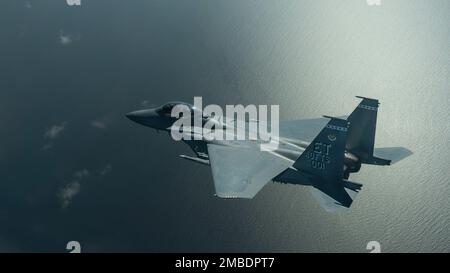 USA Oberstleutnant Richard Turner, 40. Kommandant der Teststaffel fliegt am 14. Juni 2022 während einer Testfahrt in der F-15EX Eagle II über den Golf von Mexiko 40 FLTS Senior Enlisted Leader, MSgt. Tristan McIntire. Der F-15EX Eagle II, der dem 96. Test Wing auf dem Luftwaffenstützpunkt Eglin, Florida, zugewiesen wurde, ist der neueste Jäger der Air Force der 4. Generation, der auf dem 40 FLTS getestet wird. Stockfoto