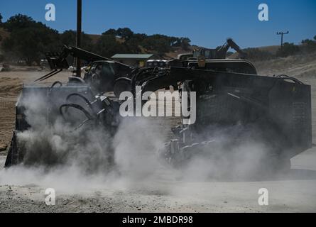 Ein Seabee der U.S. Navy, das dem Naval Mobile Construction Battalion (NMCB) 5 angehört, betreibt schwere Maschinen zur Unterstützung der Operation Wendepunkt auf der Vandenberg Space Force Base, Kalifornien, 14. Juni 2022. Operation Wendepunkt konzentrierte sich auf den beschleunigten Prozess des Aufbaus fortgeschrittener Basen und beinhaltete Übungen, die simulierte Flugfeldangriffe beinhalteten, gefolgt von rascher Flugfeldreparatur oder RADR. SLD 30, Space Launch Delta 30, USA Space Force, Vandenberg SFB, Vandenberg Space Force Base, Stockfoto