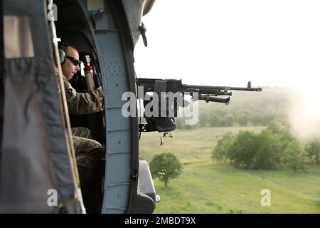 Oberst Michael Henderson, Stabschef der Arkansas Army National Guard, praktiziert die Anschaffung von Flugzielen mit einem M240G mit der 77. Aviation Brigade während der jährlichen Schulung im Fort Chaffee Joint Maneuver Training Center am 14. Juni 2022. Stockfoto