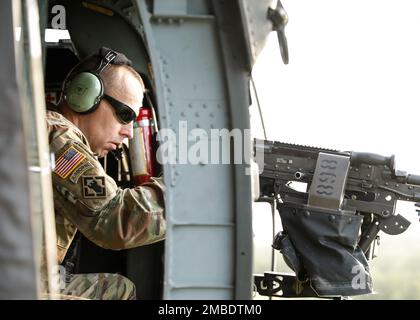 Oberst Michael Henderson, Stabschef der Arkansas Army National Guard, praktiziert die Anschaffung von Flugzielen mit einem M240G mit der 77. Aviation Brigade während der jährlichen Schulung im Fort Chaffee Joint Maneuver Training Center am 14. Juni 2022. Stockfoto