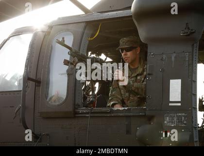 Oberst Michael Henderson, Stabschef der Arkansas Army National Guard, macht sich während des jährlichen Trainings am Fort Chaffee Joint Maneuver Training Center am 14. Juni 2022 mit der Kampfluftfahrtbrigade 77. vertraut. Henderson feuerte eine M240G aus der Luft auf Ziele am Boden ab. Stockfoto