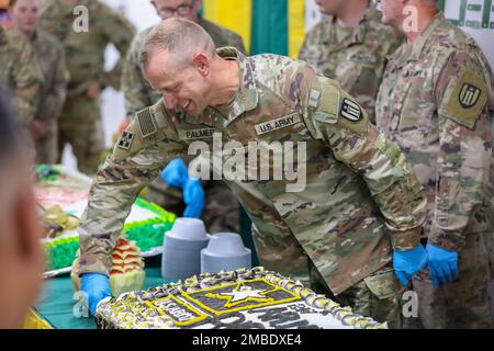 USA Armeekollege Noel Palmer, Befehlshaber der 372. Ingenieurbrigade, schneidet einen Kuchen in Camp Buehring, Kuwait, 14. Juni 2022. Palmer und andere USA Mitglieder des Dienstes nahmen an einer Tortenzeremonie Teil, um 247 Jahre seit der Gründung der Armee im Jahr 1775 zu feiern. Stockfoto