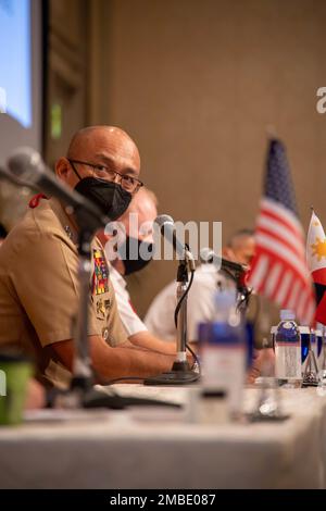 Generalmajor des philippinischen Marine Corps, Nestor C. Herico, spricht als Panel-Mitglied in einer Diskussion über umstrittene Logistik während der achten Runde des Pacific Amphibious Leaders Symposium, Tokio, Japan, am 15. Juni 2022. PALS besteht aus Diskussionen und Präsentationen, die darauf abzielen, die Zusammenarbeit zu vertiefen, gemeinsame Bedrohungen zu bekämpfen, gemeinsame Ressourcen zu schützen und die Souveränität zu wahren. Auf dem Symposium 2022 kamen hochrangige Führungskräfte von 18 teilnehmenden Delegationen zusammen, die sich für ein freies und offenes Indo-Pazifik-Gebiet einsetzen, um die regionalen Beziehungen zu stärken und auszubauen. Stockfoto