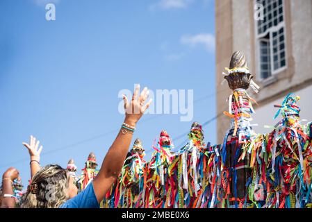 Salvador, Bahia, Brasilien - 06. Januar 2023: Katholische Gläubige mit erhobenen Händen während der Messe in der Kirche Senhor do Bonfim in Salvador, Bahia. Stockfoto