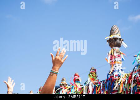 Salvador, Bahia, Brasilien - 06. Januar 2023: Katholische Gläubige mit erhobenen Händen während der Messe in der Kirche Senhor do Bonfim in Salvador, Bahia. Stockfoto