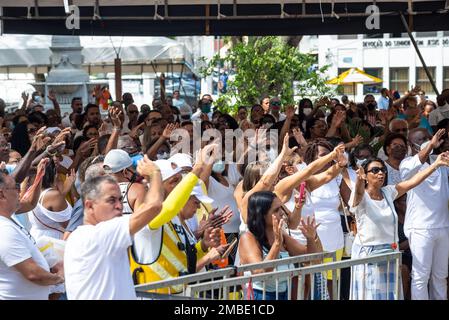 Salvador, Bahia, Brasilien - 06. Januar 2023: Katholische Gläubige mit erhobenen Händen während der Messe in der Kirche Senhor do Bonfim in Salvador, Bahia. Stockfoto