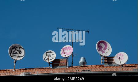 Berlin, Deutschland. 03. Januar 2023. Auf dem Dach eines Wohngebäudes befinden sich Satellitenschüsseln und eine Antenne. Kredit: Paul Zinken/dpa/Alamy Live News Stockfoto