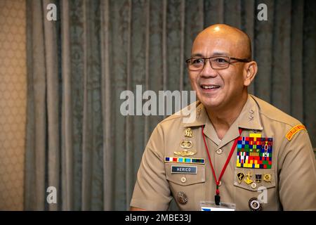 Kommandant des philippinischen Marinekorps, Generalmajor Nestor C. Herico, nimmt an einem bilateralen Treffen während der achten Iteration des Pacific Amphibious Leaders Symposium, Tokio, Japan, am 15. Juni 2022 Teil. PALS besteht aus Diskussionen und Präsentationen, die zur Förderung der regionalen Sicherheit und zur Ermöglichung von Einsatzkräften in Krisensituationen durchgeführt werden. Auf dem Symposium 2022 kamen hochrangige Führungskräfte von 18 teilnehmenden Delegationen zusammen, die sich für ein freies und offenes Indo-Pazifik-Gebiet einsetzen, um die regionalen Beziehungen zu stärken und auszubauen. Stockfoto