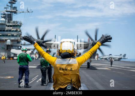 220615-N-ZE328-1037 MEDITERRANEAN SEA (15. Juni 2022) Aviation Boatswain's Mate (Handling) Airman Nadia Chapel aus Cincinnati leitet den Piloten eines C-2A Greyhound, angeschlossen an die „Rawhides“ der Fleet Logistic Support Squadron (VRC) 40, auf dem Flugdeck der USS Harry S. Truman (CVN 75), 15. Juni 2022. Die Harry S. Truman Carrier Strike Group befindet sich in einem geplanten Einsatz in den USA Marinestreitkräfte Europa Einsatzgebiet, angestellt von den USA Sechste Flotte, die die Interessen der USA, Verbündeten und Partner verteidigt. Stockfoto