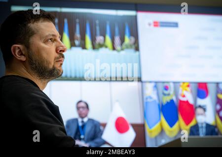 Kiew, Ukraine. 20. Januar 2023. Ukrainischer Präsident Volodymyr Zelenskyy nimmt am 20. Januar 2023 in Kiew, Ukraine, an einer Videokonferenz der Kontaktgruppe für die Verteidigung der Ukraine Ramstein Format vom Mariinskyi-Palast Teil. Kredit: Ukrainischer Ratsvorsitz/Ukrainischer Ratsvorsitz/Alamy Live News Stockfoto