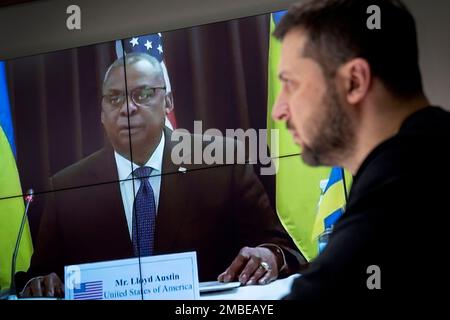 Kiew, Ukraine. 20. Januar 2023. Ukrainischer Präsident Volodymyr Zelenskyy nimmt am 20. Januar 2023 in Kiew, Ukraine, an einer Videokonferenz der Kontaktgruppe für die Verteidigung der Ukraine Ramstein Format vom Mariinskyi-Palast Teil. Kredit: Ukrainischer Ratsvorsitz/Ukrainischer Ratsvorsitz/Alamy Live News Stockfoto