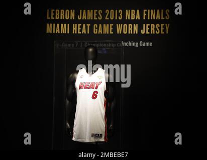 New York, Usa. 19. Januar 2023. Das LeBron James 2013 NBA Finals Miami Heat Game Wear Trikot in Game 7 des Meisterschafts-Cinch-Spiels wird am Freitag, den 20. Januar 2023 in Sotheby's in New York City für die „One“-Kollektion ausgestellt. Foto: John Angelillo/UPI Credit: UPI/Alamy Live News Stockfoto