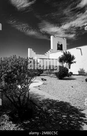 Blick hinter die Socorro Mission auf dem El Paso Mission Trail in Socorro, Texas. Stockfoto