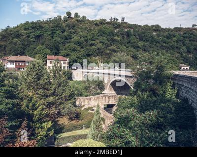 Alte historische Steinbrücke über den Fluss Yantra in Veliko Tarnovo, Bulgarien. Stockfoto