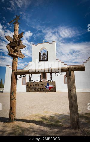 Ein Augusttag bei der Socorro Mission, auf dem Mission Trail, in Socorro, Texas. Stockfoto