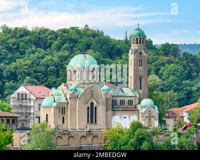 Veliko Tarnovo, Bulgarien - August 2022: Blick mit der Geburtskirche der Jungfrau Maria in Veliko Târnovo Stockfoto