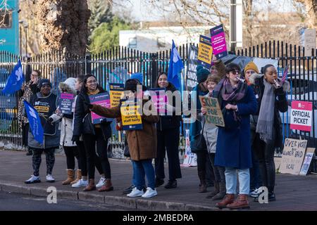 London, Großbritannien. 19. Januar 2023. Krankenschwestern halten Schilder an einer offiziellen Streikpostenlinie vor dem St. George's Hospital in Tooting. Krankenschwestern aus England vom Royal College of Nursing (RCN) nehmen am vierten Tag der Streiks über Bezahlung und Arbeitsbedingungen Teil. Die Regierung weigert sich weiterhin, mit dem RCN und anderen Gesundheitsgewerkschaften über eine verbesserte Lohnerhöhung für 2022-2023 zu diskutieren. Kredit: Mark Kerrison/Alamy Live News Stockfoto