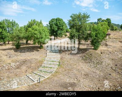 Landschaftsblick mit Kopfsteinpflastergassen von der Festung Trapezitsa in Veliko Tarnovo, Bulgarien. Stockfoto