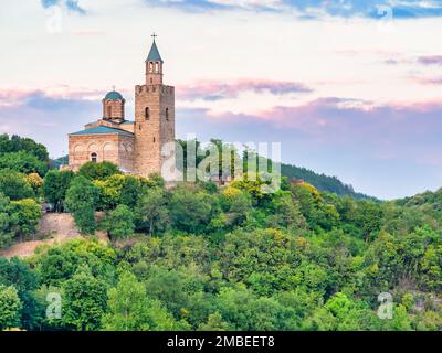 Blick auf die östliche orthodoxe Kathedrale in der berühmten mittelalterlichen Festung Zarevets in Veliko Tarnovo Bulgarien Stockfoto