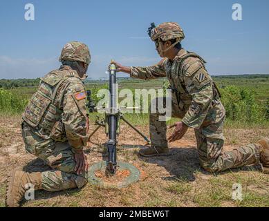220615-A--1002 USA Army Georgia Army National Guard Soldiers SPC. Seth Fox (links) und PFC. Kwasi Fowler (rechts), Infanterie-Infanterie-Infanterie-Infanterie-Infanterie-121. Kampfteam, Infanterie-Infanterie-Infanterie-Infanterie-Infanterie-Infanterie-Infanterie-Infanterie-Einheit, 1. 48. 48. Infanterie-Infanterie-Infanterie-Einheit Im Rahmen der Ex Ga, 15. Juni 2022. XCTC ist die USA Das Rekordprogramm der Nationalgarde der Armee, das es Brigaden-Kampfteams ermöglicht, die ausgebildete Platoon-Bereitschaft zu erreichen, die notwendig ist, um weltweit zu entsenden, zu kämpfen und Schlachten zu gewinnen. Die XCTC e Stockfoto