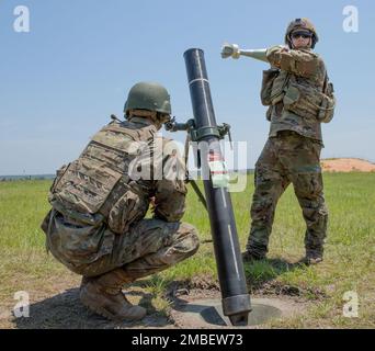 USA Army Georgia Army National Guard Soldiers SPC. Josh Bond (links) und SPC. Tyler Durden (rechts), beide Infanterie-Infanteristen, die dem Hauptquartier und Hauptquartier der Winder-Kompanie, dem 1. Bataillon, dem 121. Infanterie-Regiment, dem 48. Infanterie-Brigaden-Kampfteam, Durchführung von Feuerwehrmissionen während der Exportable Combat Training Capability (XCTC) des IBCT 48. in Fort Stewart, GA, 15. Juni 2022. XCTC ist die USA Das Rekordprogramm der Nationalgarde der Armee, das es den Brigaden-Kampfteams ermöglicht, die ausgebildete Platoon-Bereitschaft zu erreichen, die für die Entsendung, den Kampf und den Sieg in der erforderlich ist Stockfoto
