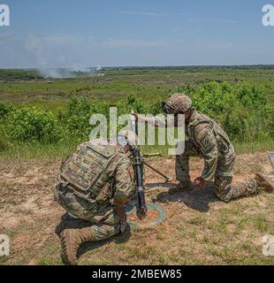 USA Army Georgia Army National Guard Soldiers SPC. Seth Fox (links) und PFC. Kwasi Fowler (rechts), Infanterie-Infanterie-Infanterie-Infanterie-Infanterie-121. Kampfteam, Infanterie-Infanterie-Infanterie-Infanterie-Infanterie-Infanterie-Infanterie-Infanterie-Einheit, 1. 48. 48. Infanterie-Infanterie-Infanterie-Einheit Im Rahmen der Ex Ga, 15. Juni 2022. XCTC ist die USA Das Rekordprogramm der Nationalgarde der Armee, das es Brigaden-Kampfteams ermöglicht, die ausgebildete Platoon-Bereitschaft zu erreichen, die notwendig ist, um weltweit zu entsenden, zu kämpfen und Schlachten zu gewinnen. Die XCTC-Übung umfasst Stockfoto
