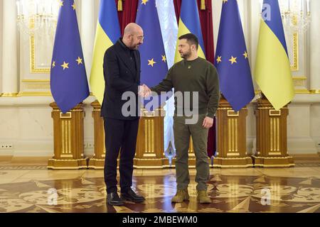 Kiew, Ukraine. 19. Januar 2023. Der ukrainische Präsident Volodymyr Zelenskyy begrüßt den Präsidenten des Europäischen Rates Charles Michel bei seiner Ankunft im Mariinskyi-Palast am 19. Januar 2023 in Kiew, Ukraine. Kredit: Ukrainischer Ratsvorsitz/Ukrainischer Ratsvorsitz/Alamy Live News Stockfoto