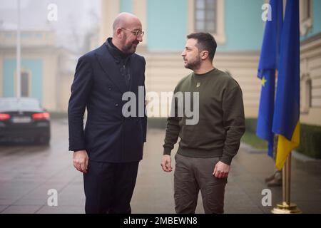 Kiew, Ukraine. 19. Januar 2023. Der ukrainische Präsident Volodymyr Zelenskyy begrüßt den Präsidenten des Europäischen Rates Charles Michel bei seiner Ankunft im Mariinskyi-Palast am 19. Januar 2023 in Kiew, Ukraine. Kredit: Ukrainischer Ratsvorsitz/Ukrainischer Ratsvorsitz/Alamy Live News Stockfoto