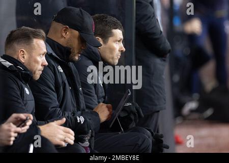 Burnley, Großbritannien. 20. Januar 2023. Vincent Kompany Manager von Burnley schaut auf sein iPad während des Sky Bet Championship-Spiels Burnley vs West Bromwich Albion in Turf Moor, Burnley, Großbritannien, 20. Januar 2023 (Foto von Phil Bryan/News Images) am 1./20. Januar 2023 in Burnley, Großbritannien. (Foto: Phil Bryan/News Images/Sipa USA) Guthaben: SIPA USA/Alamy Live News Stockfoto