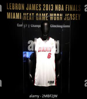 New York, USA. 20. Januar 2023. Januar 2023, New York City, New York, USA: LeBron James Most Valuest to ever show at Auction, Game 20 7 Miami Heat Trikot der NBA-Finals 2013, ausgestellt auf der Auktion der New York Masters Week ''˜The One' in Sotheby. Die Sportuniform wird voraussichtlich drei bis fünf Millionen Dollar kosten. (Kreditbild: © Nancy Kaszerman/ZUMA Press Wire) NUR REDAKTIONELLE VERWENDUNG! Nicht für den kommerziellen GEBRAUCH! Kredit: ZUMA Press, Inc./Alamy Live News Stockfoto