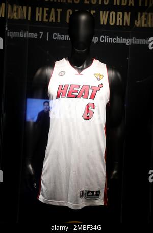 New York, USA. 20. Januar 2023. Januar 2023, New York City, New York, USA: LeBron James Most Valuest to ever show at Auction, Game 19 7 Miami Heat Trikot der NBA-Finals 2013, ausgestellt auf der Auktion der New York Masters Week ''˜The One' in Sotheby. Die Sportuniform wird voraussichtlich drei bis fünf Millionen Dollar kosten. (Kreditbild: © Nancy Kaszerman/ZUMA Press Wire) NUR REDAKTIONELLE VERWENDUNG! Nicht für den kommerziellen GEBRAUCH! Kredit: ZUMA Press, Inc./Alamy Live News Stockfoto