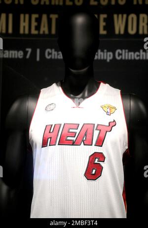 New York, USA. 20. Januar 2023. Januar 2023, New York City, New York, USA: LeBron James Most Valuest to ever show at Auction, Game 20 7 Miami Heat Trikot der NBA-Finals 2013, ausgestellt auf der Auktion der New York Masters Week ''˜The One' in Sotheby. Die Sportuniform wird voraussichtlich drei bis fünf Millionen Dollar kosten. (Kreditbild: © Nancy Kaszerman/ZUMA Press Wire) NUR REDAKTIONELLE VERWENDUNG! Nicht für den kommerziellen GEBRAUCH! Kredit: ZUMA Press, Inc./Alamy Live News Stockfoto