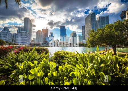 Blick auf den Sonnenuntergang am Ufer von Miami vom Brickell Key, Florida State of USA Stockfoto
