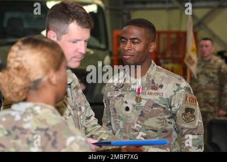 Leutnant Allen J. Batiste, der ausscheidende Befehlshaber des 380. Geschwaders zur Vorbereitung der Expeditionslogistik, erhält von Brigg die Medaille für verdienstvolle Dienste. General David R. Lopez, Befehlshaber des 380. Luftwaffenflügels, 16. Juni 2022, auf dem Luftwaffenstützpunkt Al Dhafra, Vereinigte Arabische Emirate. Die Meritorious Service Medal ist eine militärische Auszeichnung für Mitglieder der US-Streitkräfte, die sich durch herausragende verdienstvolle Leistungen oder Dienste für die Vereinigten Staaten auszeichnen. Stockfoto