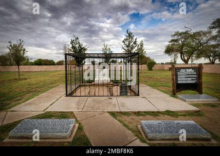 Der schwarze Stein ist das Grab von Henry McCarty, alias William H. Bonney, und Billy the Kid auf dem Old Fort Sumner Cemetery in Fort Sumner, New Mexico. Stockfoto